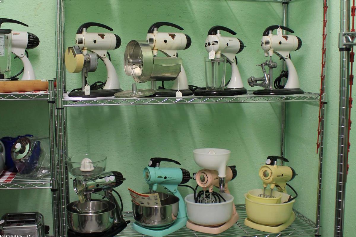 Blender et mixeur de cuisine posés sur le plan de travail de l'atelier